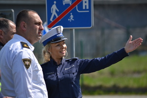 Policjantka ruchu drogowego prezentująca gruzińskim policjantom miasteczko ruchu drogowego