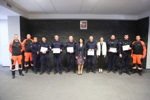 Wspólne zdjęcie ratowników z finalistami