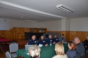 funkcjonariusze KPP Miechów rozmawiają z mieszlańcami Wysocic podczas debaty