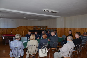 Komendant podinsp. Jacek Rosół wraz z przedstawicielami KPP Miechów podczas debaty z mieszkańcami Wysocic