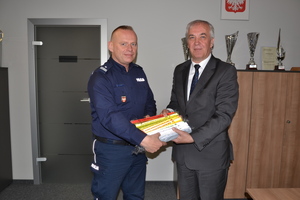 Wójt Gminy Gołcza przekazuje odblaski Komendantowi