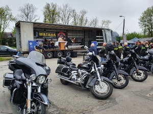 Motocyle ustawione przed mobilnym ołtarzem podczas mszy świetej rozpoczynajacej sezon motocyklowy