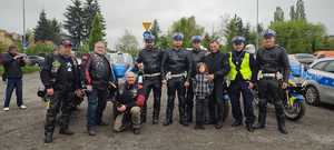Policjanci oraz uczestnicy rozpoczynajacego się sezonu motocyklowego w Tarnowie pozujący do zdjęcia
