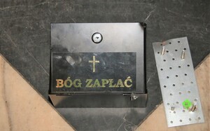 kościelna skarbonka z napisem Bóg zapłać, do której włamał się sprawca