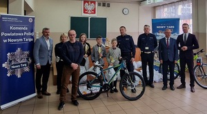 zdjęcie grpowe uczniów najlepszych indywoidualnie z zaproszonymi gośćmi ...