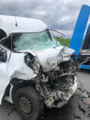 uszkodzony samochód dostawczy w kolorze białym biorący udział w wypadku na autostradzie a4
