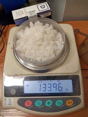 tester narkotykowy, waga, na której znajdują się białe kryształki