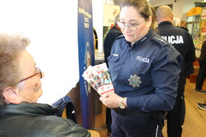 policjantka rozmawiająca z seniorkom na temat akcji profilaktycznej