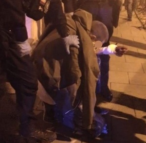 policjanci obandażowali rannego