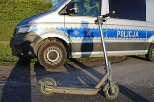 hulajnoga, w tle radiowóz