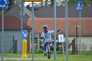 Chłopiec na rowerze na miastecznu ruchu drogowego