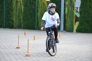 Chłopiec na rowerze pokonuje tor przeszkód
