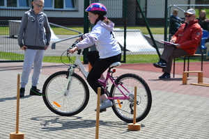 Dziewczynka na rowerze pokonuje przeszkodę