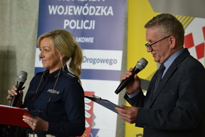 Policjantka z mężczyzną prowadzą zakończenie turnieju