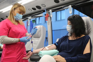 Naczelniczka wydziału doboru oddaje krew