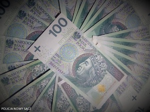 banknoty o nominale 100 złotych - zdjecie ilustracyjne