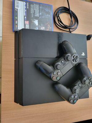 Konsola PlayStation oraz płyta w pudełku