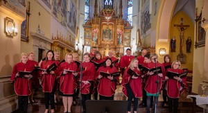 chór parafialny ze Szczepanowa śpiewający pieśni patriotyczne