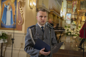 policjanci z pocztem sztandarowym komendy powiatowej policji w Brzesku, za nim poczty sztandarowe innych służb