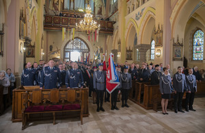 uczestnicy mszy świętej w intencji służb mundurowych, poczty sztandarowe służb mundurowych i innych instytucji