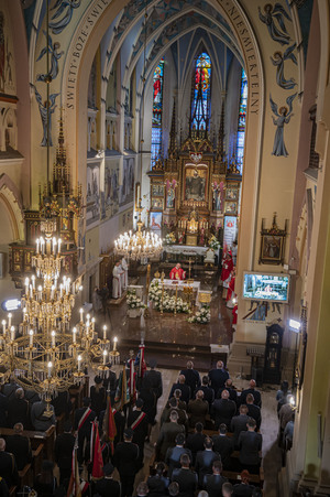 zdjęcie z góry na ołtarz i księdza prowadzącego mszę oraz uczestników mszy świętej