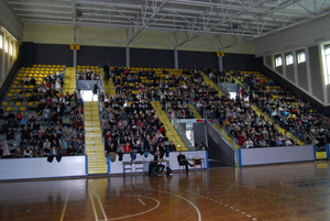 zasiadający na widowni uczestnicy konferencji  pt. „Zachowania samobójcze dzieci i młodzieży – przyczyny, zapobieganie, profilaktyka” odbywającej się na terenie miasta Tarnowa.