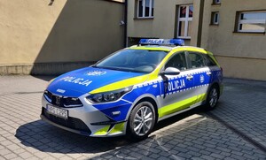 radiowóz kia ceed widok z boku