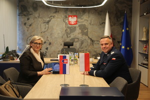 komendant wojewódzki policji w Krakowie siedzi przy stole z Panią Konsul słowackiej policji