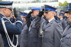 generał wręcza odznaczenia wyróżnionym policjantom