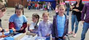 mlodzi uczestnicy wydarzenia przy stanowisku policyjnym