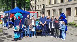 pamiátkowa fotografia policjantów, maskotek policyjnych i uczestników pr...
