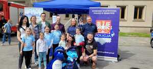 pamiatkowe zdjécie policjantów i maskotek policyjnych z uczestnikami