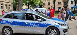 radiowóz policyjny podczas ogladania przez uczestników