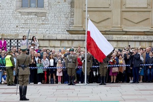 straż graniczna podnosi flagę na maszt