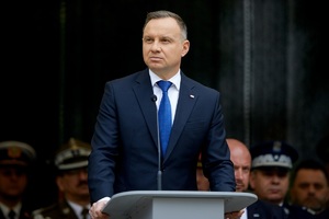 prezydent polski przemawia z mównicy