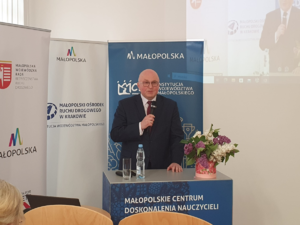 Dyrektor Małopolskiego Ośrodka Ruchu Drogowego w Krakowie wita gości konferencji