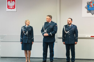 na zdjęciu Komendant Wojewódzki Policji w Krakowie, Komendant i Pierwszy Zastęoca Komendanta Powiatowego Policji w Chrzanowie. w tle widac godło Polski i gwiazdę policyjną