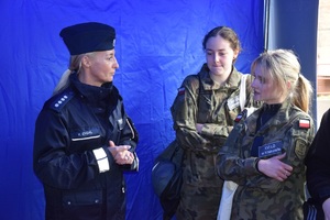 policjantka rozmawia z uczennicami klasy mundurowej
