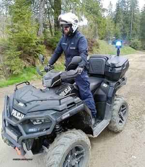 policjant na quadzie, przemierza górską okolice w poszukiwaniu zaginionej