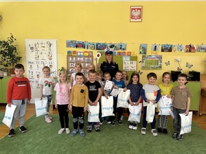 Zdjęcie grupowe przedszkolaków z policjantką