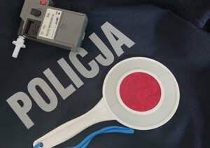 alkosensor tarcza do zatrzymywania pojazdów a w tle napis policja