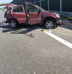 rozbity samochód biorący udział w wypadku drogowym