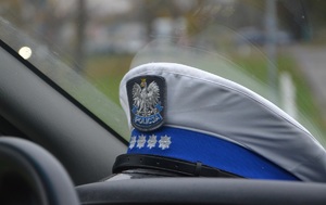 czapka policyjna leżąca na desce rozdzielczej wewnątrz radiowozu
