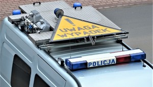 fragment radiowozu zespołu wypadkowego WRD na dachu pojazdu żółty znak ostrzegawczy z napisem uwaga wypadek