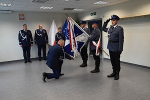 Podinsp. Jacek Rosół wita sie ze sztandarem Komendy Powiatowej Policji w Miechowie