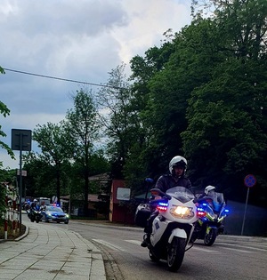 Policyjne motory na czele wyścigu