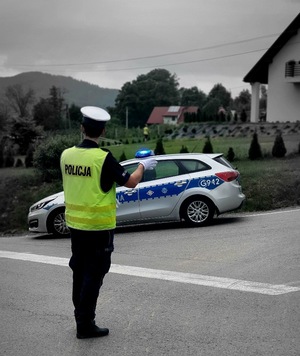 Policjant kieruje ruchem