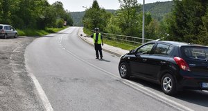 policjant kieruje samochód na pobocze