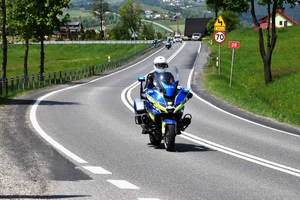 Przejazd policyjnego motocyklisty