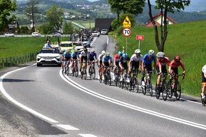 Jadący ulicą peleton